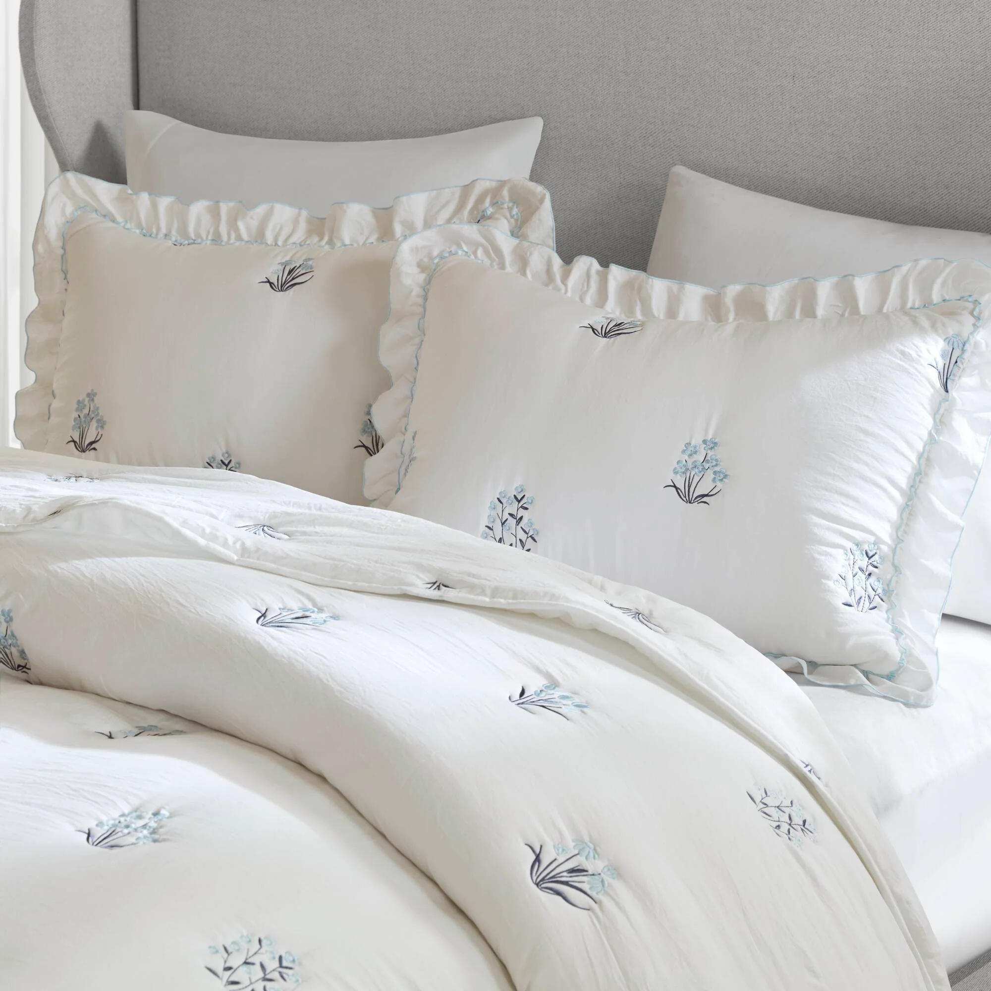 Aglaia - Quilt Set - White / Light Blue - Image 2