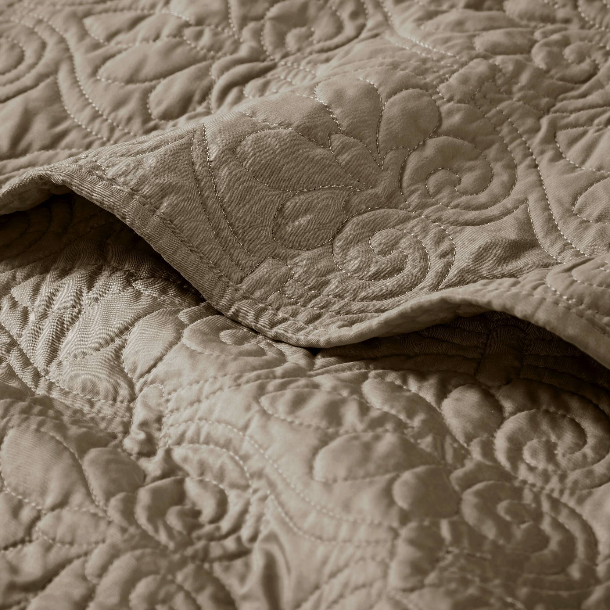 Quebec - Oversized Quilted Throw - Khaki - Image 2